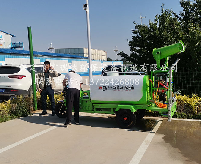 保定宏瑞達電動霧炮灑水車在秦皇島景區建設工地上崗